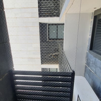 רשת מתוחה למניעת כניסת יונים במרפסת