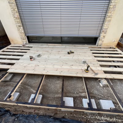 בניית דק עץ עם כלים וחומרים על הקרקע