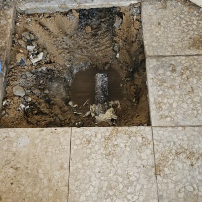 חפירה ברצפה עם צינור חשוף