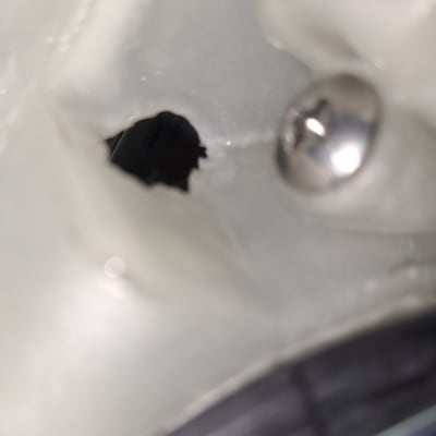 בור במשטח פלסטיק עם בורג מתכת