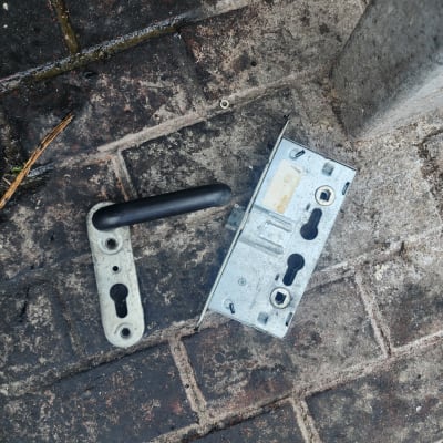 מנעול שבור וידית על רצפת אבן