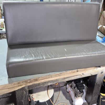 ספה עם ריפוד פגום בסדנה לתיקון ריפודים