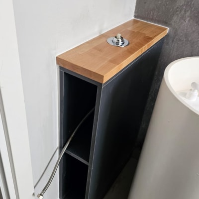 משטח עץ עם חור לכיור, צינור מתכת מחובר