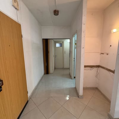 מסדרון ריק עם דלתות וקירות לבנים