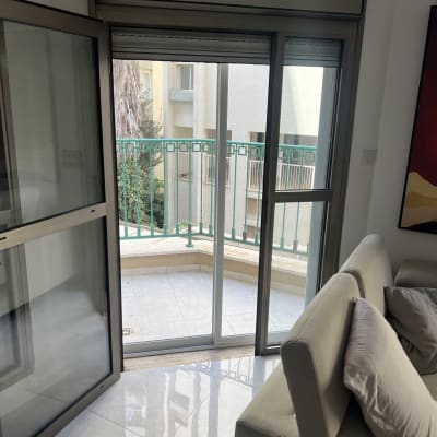 חלון אלומיניום פתוח עם נוף למרפסת