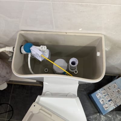 מיכל הדחה פתוח עם חלקים פנימיים