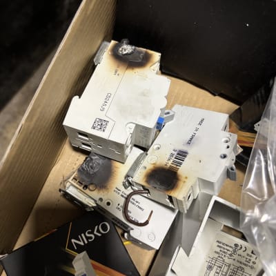 מפסקי חשמל שרופים בתוך קופסה