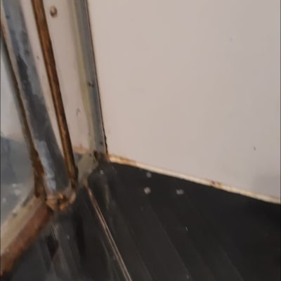 פינת מקלחת עם אריחים ולכלוך