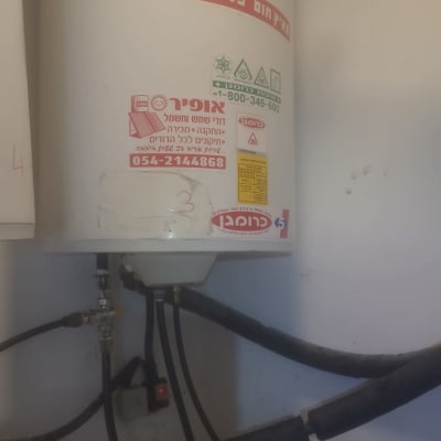 דוד שמש עם צנרת וחיבורים