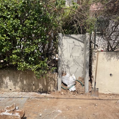 כלי עבודה חשמליים על הקרקע ליד קיר בטון