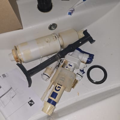 חלקי אינסטלציה בכיור עם מברשת שיניים