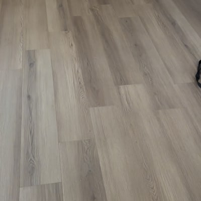 רצפת פרקט עץ בגוון חום בהיר