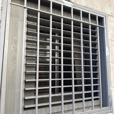 סורגי מתכת על חלון בניין