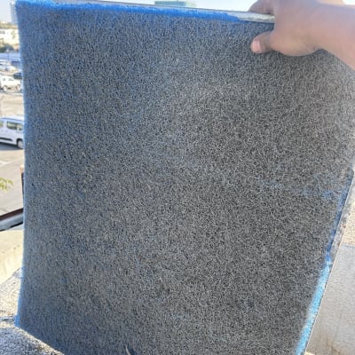 פילטר אוויר מוחזק ביד על רקע שמיים