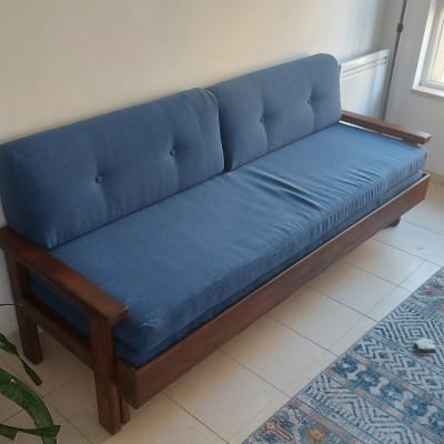 ספה עם מסגרת עץ וכריות כחולות