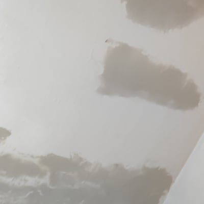 תיקון טיח בתקרה עם טלאים אפורים