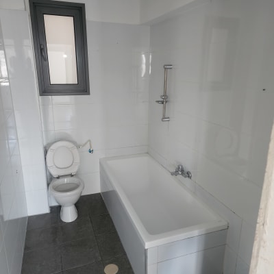 חדר אמבטיה נקי עם אמבטיה ושירותים