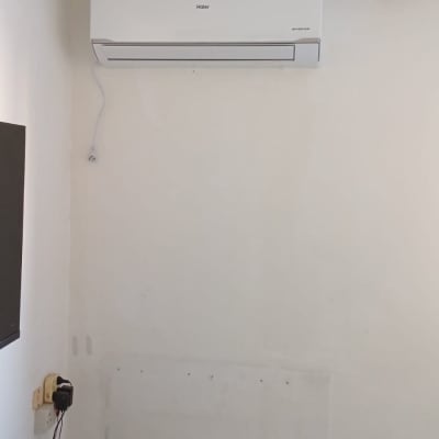 מזגן מותקן על קיר לבן בחדר