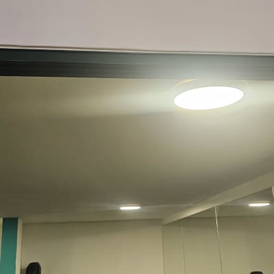 תאורה עגולה בתקרה בחדר כושר