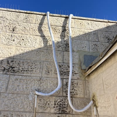 צינורות מיזוג אוויר על קיר חיצוני