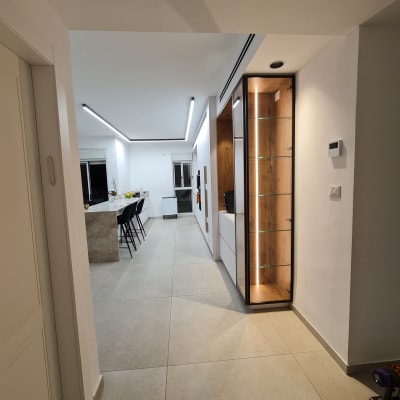 ארון עץ עם מדפי זכוכית ותאורה פנימית