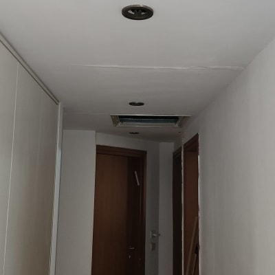 תעלת מיזוג אוויר בתקרה במסדרון