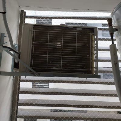 רשת מתכת מותקנת למניעת כניסת יונים למרפסת