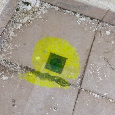 סימון על רצפה עם צבע צהוב וירוק