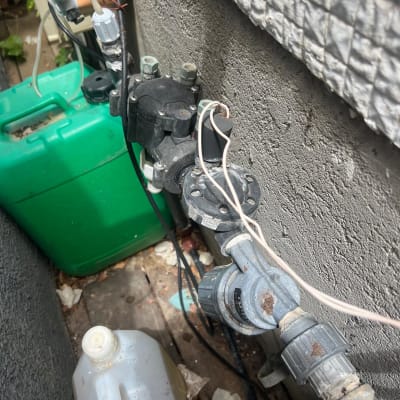 מערכת השקיה עם צינורות ומיכלים לגינון