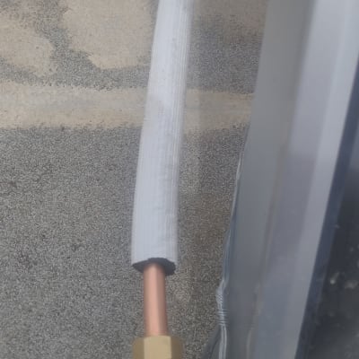 צינור נחושת עם בידוד מחובר לדוד שמש