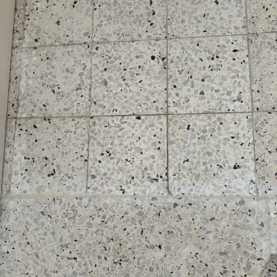 רצפת טרצו נקייה עם אריחים בהירים