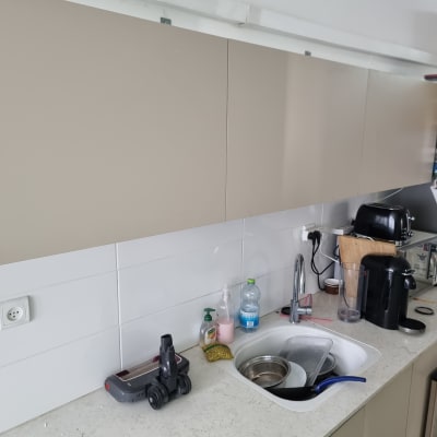 מטבח עם כיור, כלים, ומכשירים על השיש