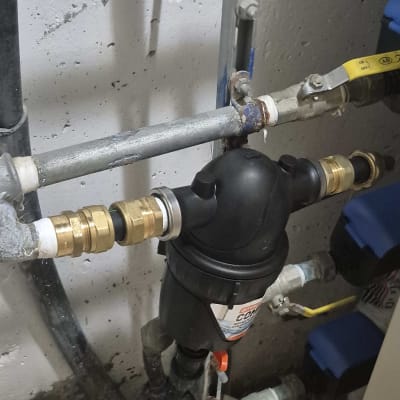 צנרת ומסנן מים מותקן על קיר