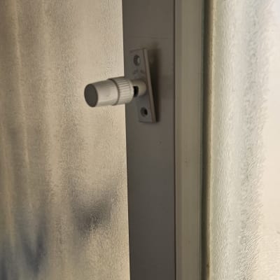 ידית תריס על חלון זכוכית מטושטשת