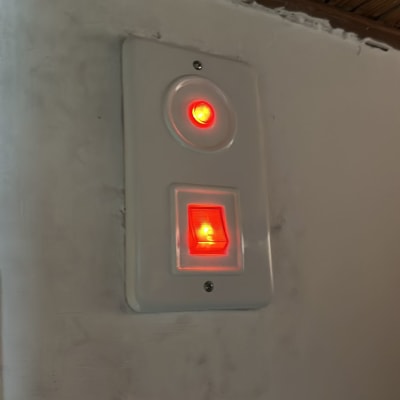 מתג דוד שמש עם נוריות אדומות דולקות