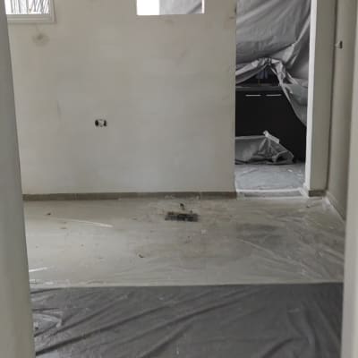 קירות צבועים, יריעות פלסטיק על הרצפה