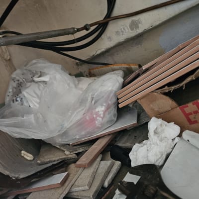 צינורות ומחברים ליד קיר, כלים שונים