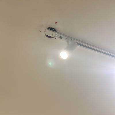 תאורת מסילה מותקנת בתקרה עם נורה דולקת