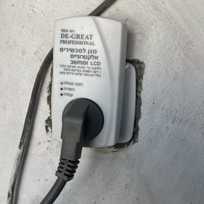 מגן למכשירים אלקטרוניים עם כבל חשמל