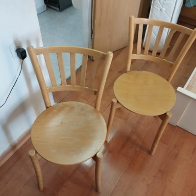 שני כיסאות עץ על רצפת עץ