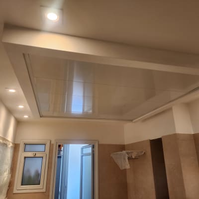 תקרת גבס עם תאורה שקועה בחדר