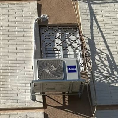 יחידת מיזוג אוויר חיצונית מותקנת על קיר בניין