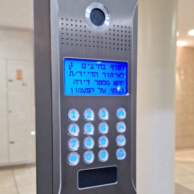 מערכת אינטרקום עם לוח מקשים ותצוגה דיגיטלית