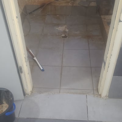 חדר עם צינורות ומברשת על הרצפה