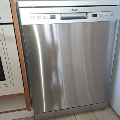 מדיח כלים במטבח עם לוח בקרה דיגיטלי