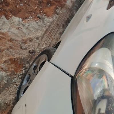 חזית רכב לבן עם שריטות קלות