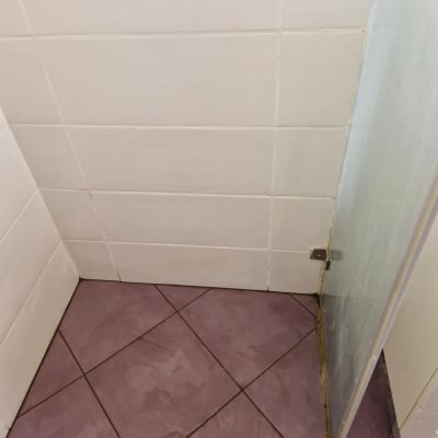 רצפת אריחים עם ניקוז בפינת חדר אמבטיה