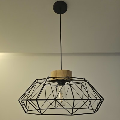 מנורת תקרה עם אהיל מתכת ועץ