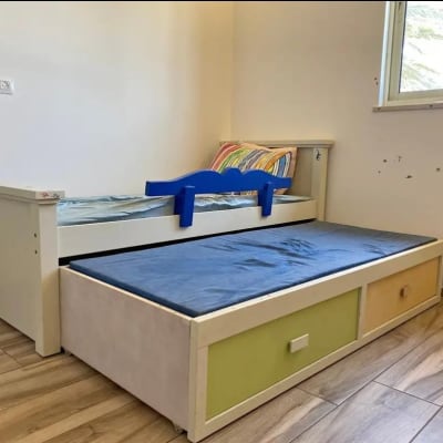 מיטת ילדים עם מגירות בחדר שינה מואר