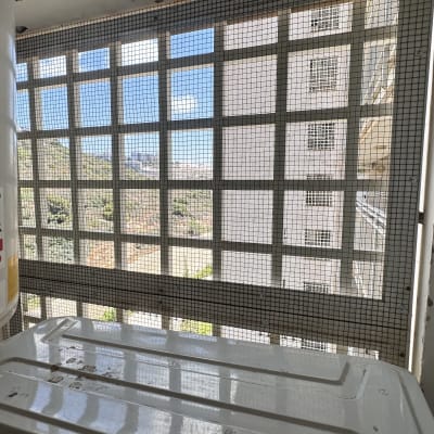 רשת מתכת על חלון למניעת כניסת יונים